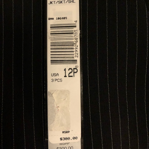 NWT Tahari 3 Piece Black/White Pinstripe Suit.  Jacket, Tank and Skirt 12P. - Picture 7 of 8